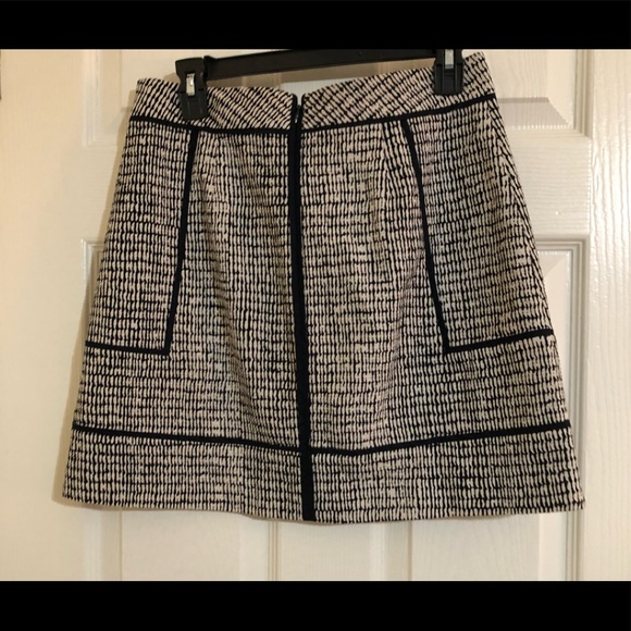 Ann Taylor size 8 ladies navy & cream colored skirt. - Picture 3 of 7
